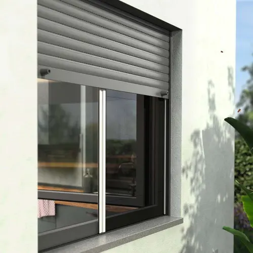Graues Fenster mit Vorbau-Rollladen und Insektenschutz-Schiebeelement