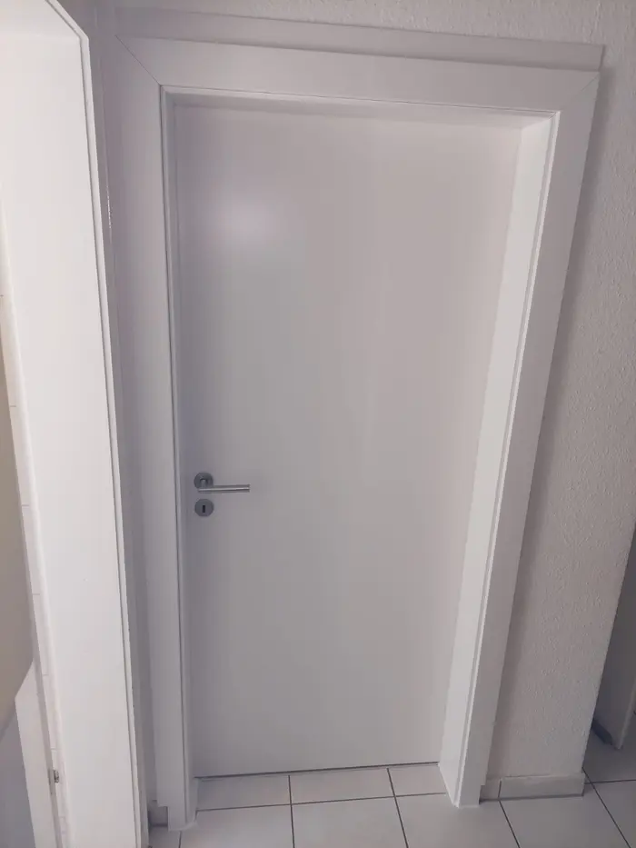 Weiße Innentür mit Zarge nach dem Einbau